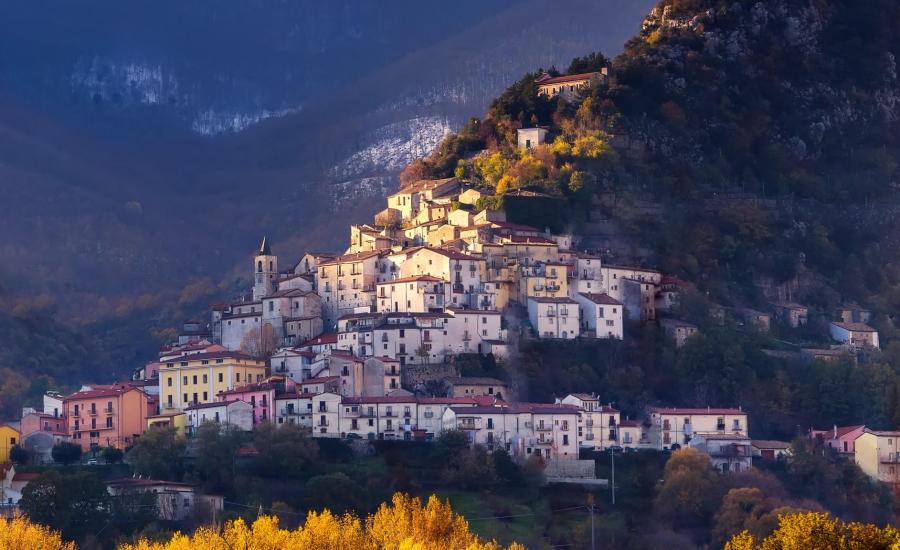 قرىفي ايطاليا  تقدم لك الاموال مقابل العيش فيها 