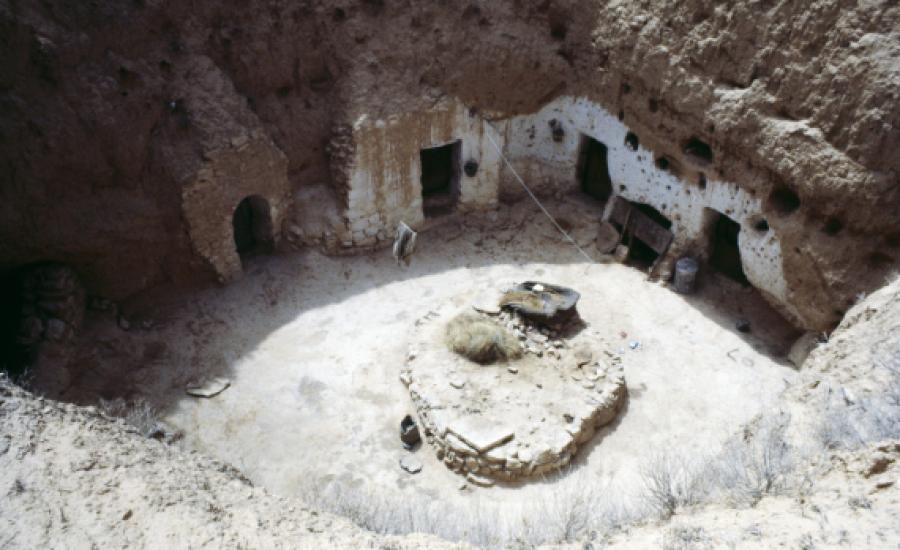  تونسيون يعيشون في كهوف تحت الأرض ومحفورة في الصخر منذ قرون