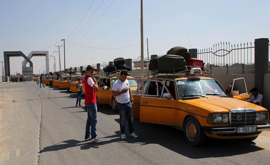 صحيفة هآرتس: إسرائيل تجبر المسافرين من غزة على التعهد بعدم العودة قبل عام