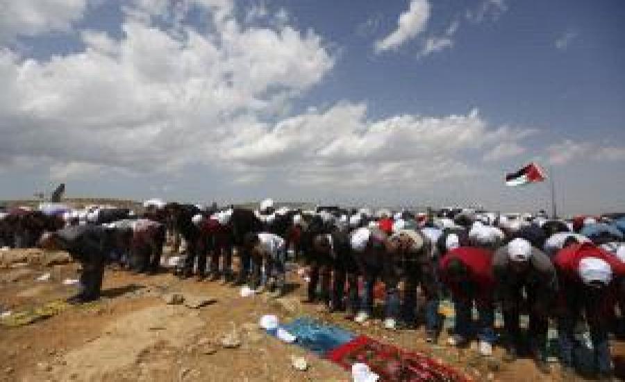 مواطنون يؤدون الصلاة فوق أراضيهم المهددة في المغير وكفر مالك