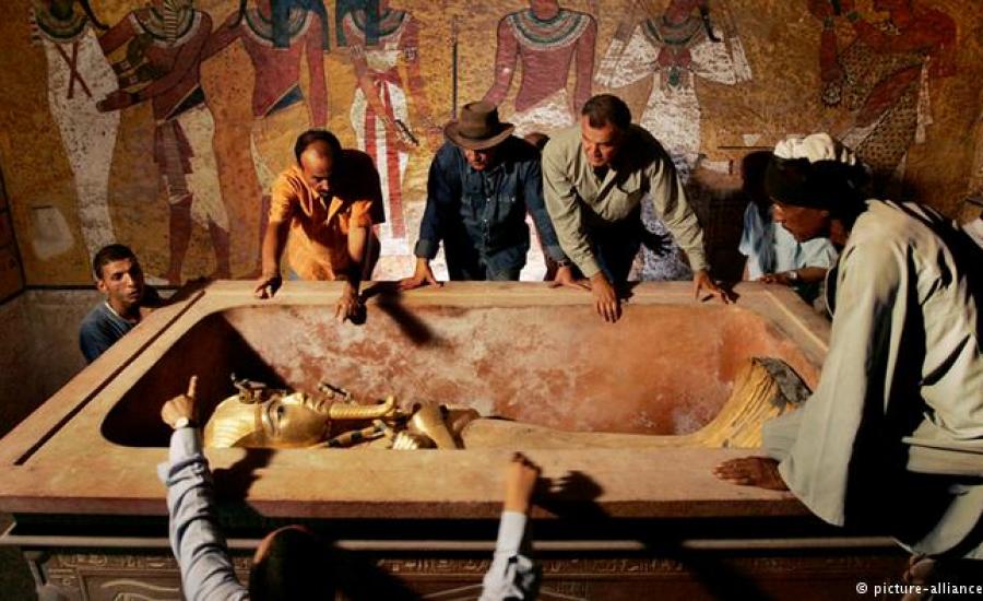 اكتشاف مقبرة على ضفاف النيل عمرها 3400 سنة.. 12 مومياء لعُمَّال الذهب