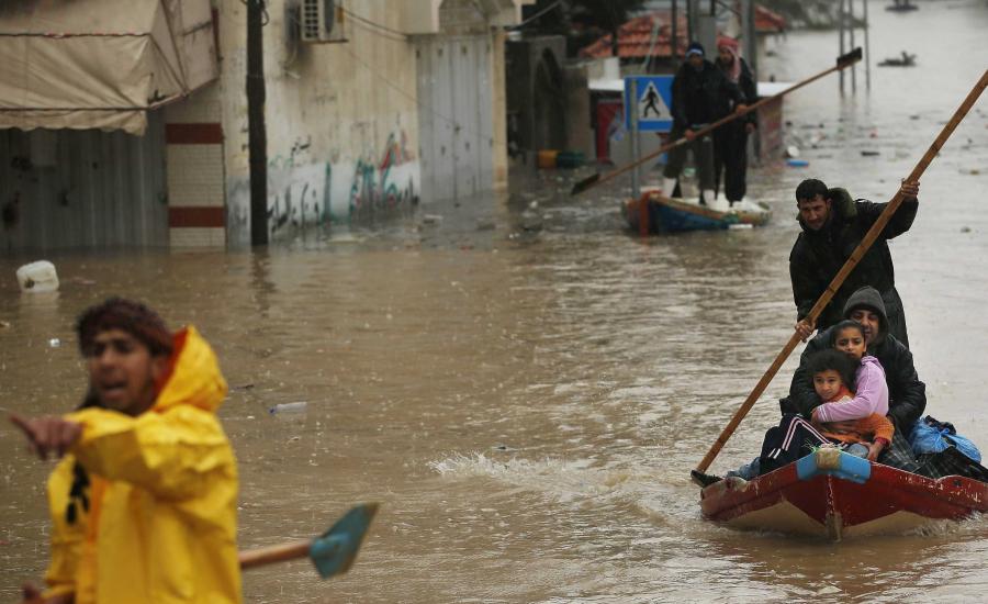 نصف ساعة كانت كفيلة بإغراق أحياء ومنازل كاملة في قطاع غزة بمياه الأمطار