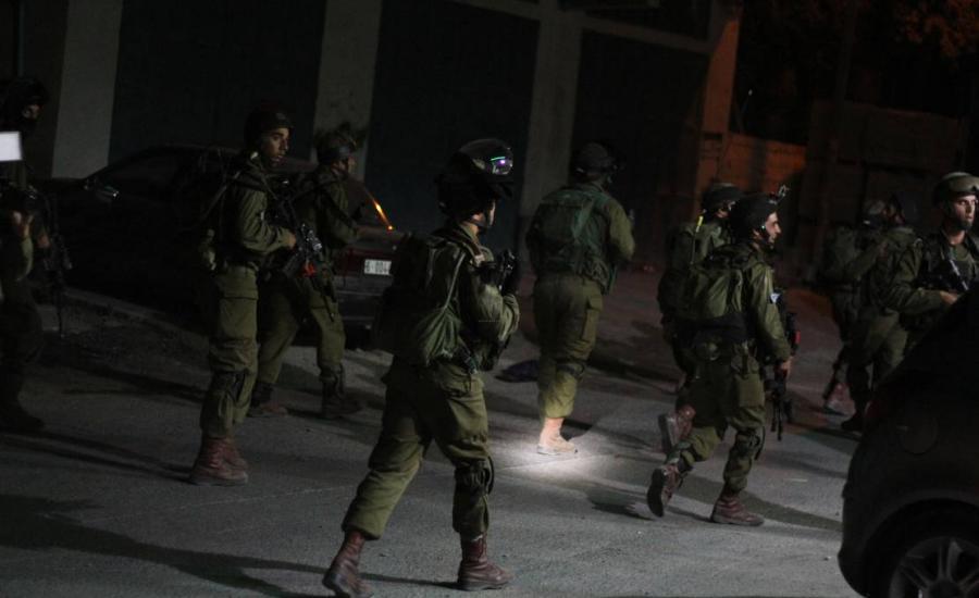 الاحتلال يعتقل شباناً في القدس ويستدعي آخرين