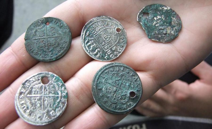 القبض على مهرب آثار بحوزته 22 قطعة نقدية و4 فخارات أثرية