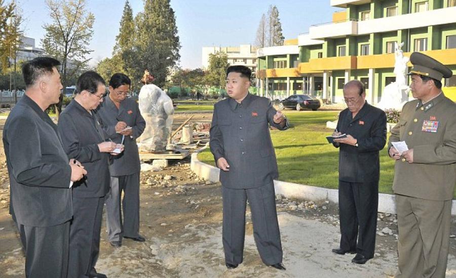 بالصور..ما السر وراء الرجال الحاملين للدفاتر والأقلام حول زعيم كوريا الشمالية؟