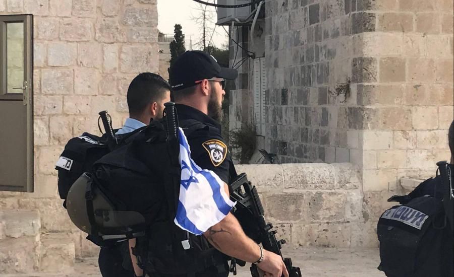  جندي يتجول في الأقصى بملابس تحمل علم اسرائيل 