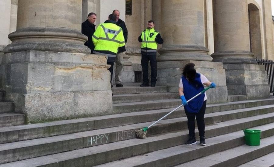 جامعة "أكسفورد" تقدم اعتذارها لعاملة نظافة 