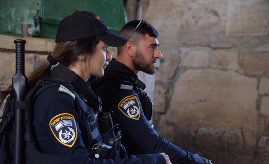 شرطي اسرائيلي يقل طفلين في القدس 