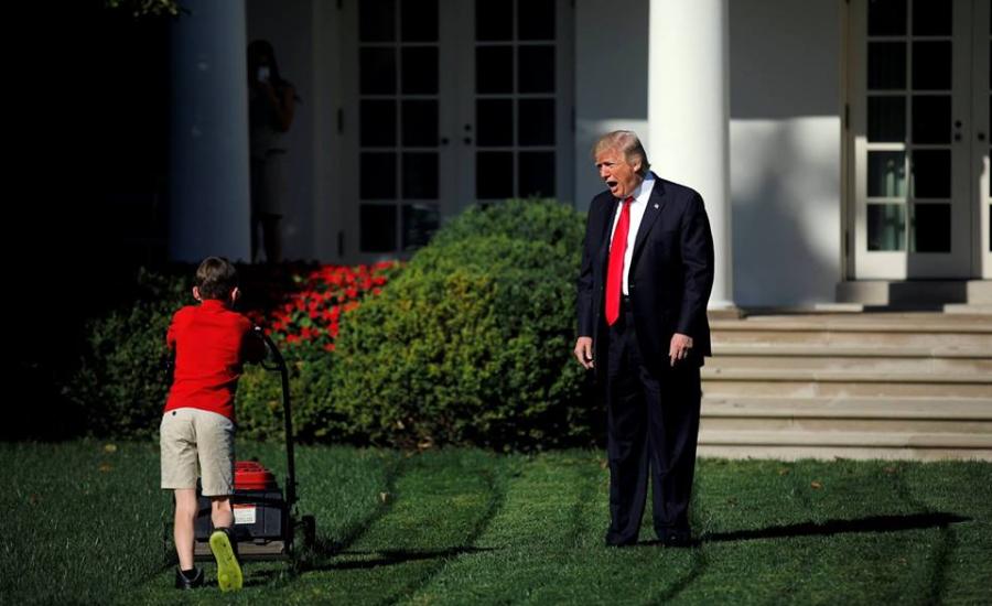 صبي عمره 11 عاما حقق حلمه بجز عشب البيت الأبيض 
