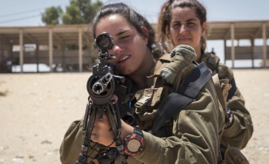 مجندة اسرائيلية تطلق النار على شاب فلسطيني للتسلية 