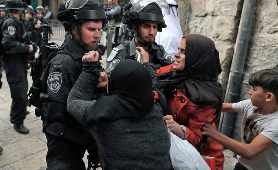 إصابة سيدة بالرأس اثر اعتداء الاحتلال عليها بباب العامود
