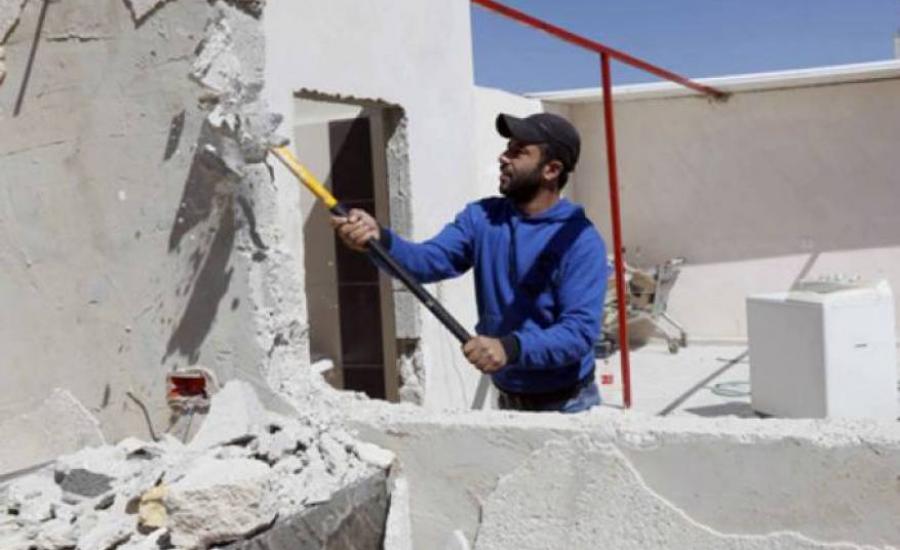 اجبار عائلة فلسطينية على هدم منزلها في القدس 