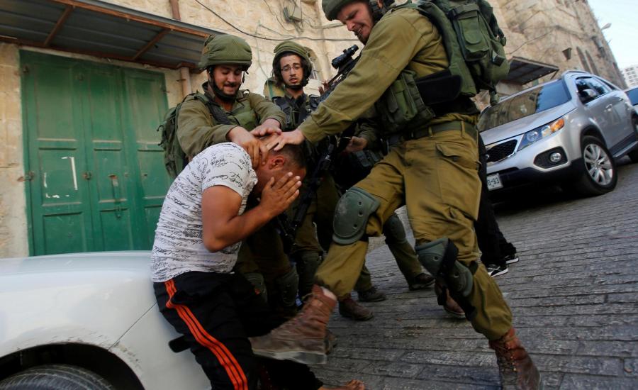 جنود الاحتلال يعتدون بأعقاب البنادق 