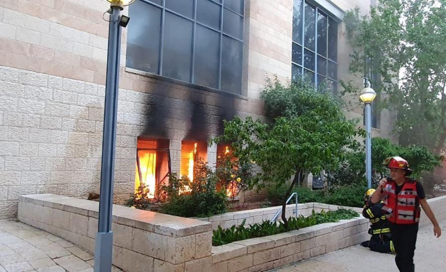 اضرام النيران في مبنى بلدية الاحتلال في القدس 