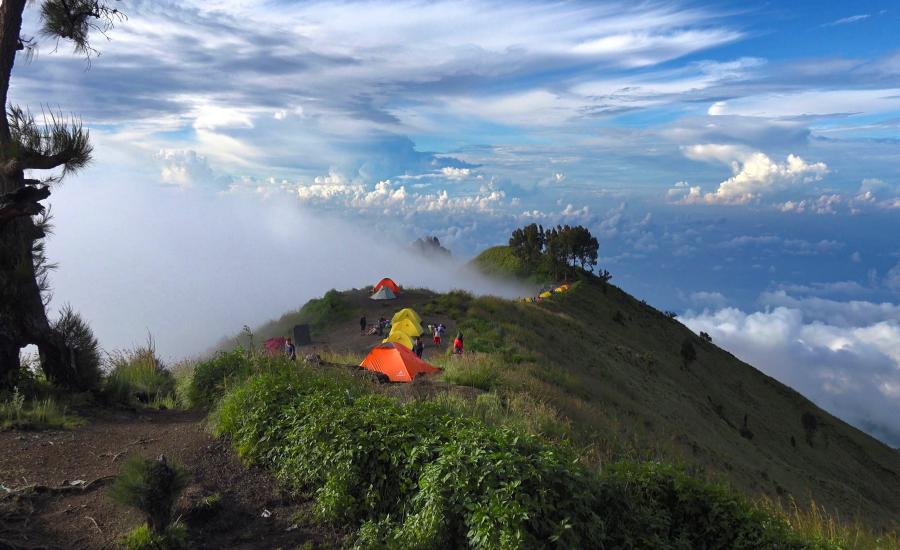 550 شخص عالق على بركان في اندونيسيا