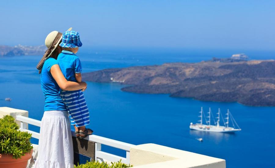 greece-santorini-mom-and-kid