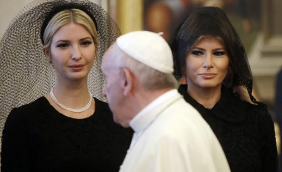 زوجة ترامب وابنته يغطيان رأسيهما امام البابا