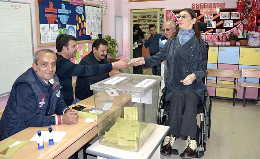 أطول فتاة في العالم تدلي بصوتها في استفتاء تركيا