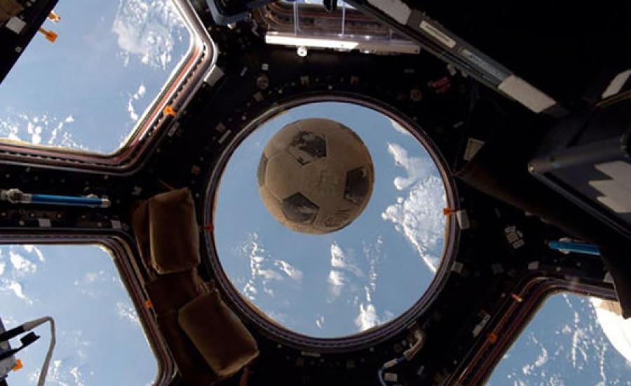 كرة في الفضاء