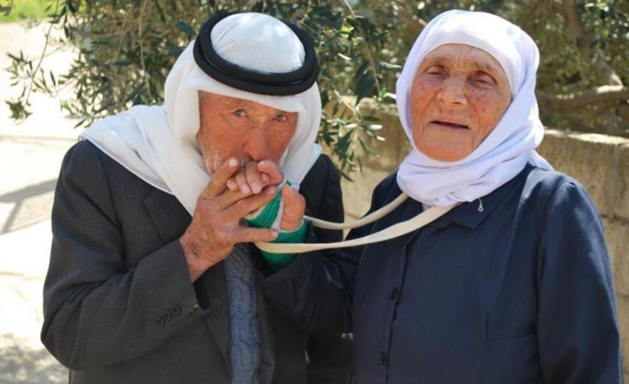 لبنانية تدفعن ابنها الاصغر يبلغ من العمر 86 