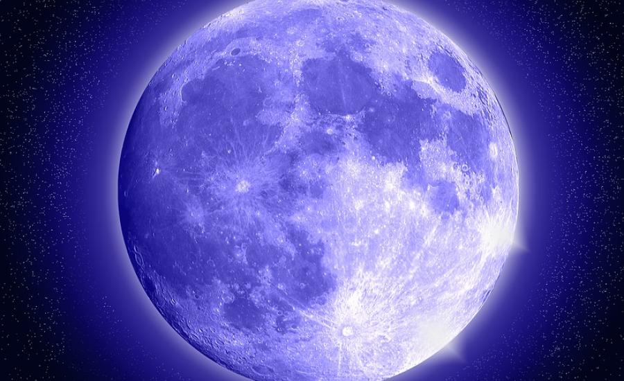 القمر الأزرق 