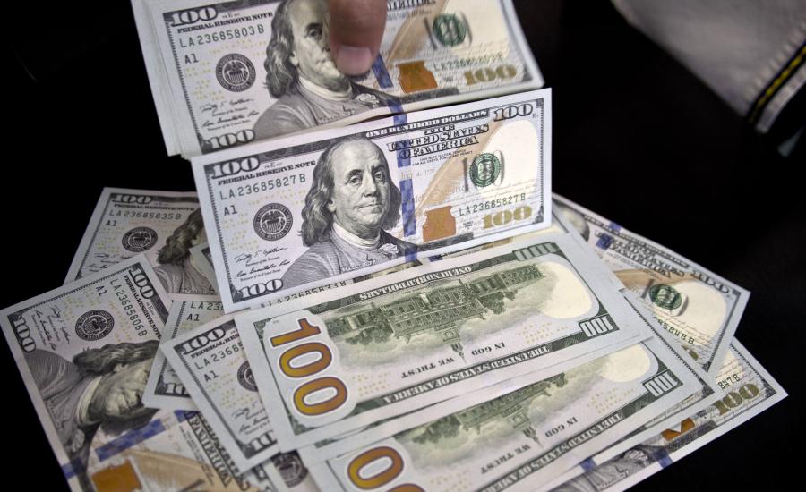 العملات: الدولار والدينار يحافظان على هبوطهما