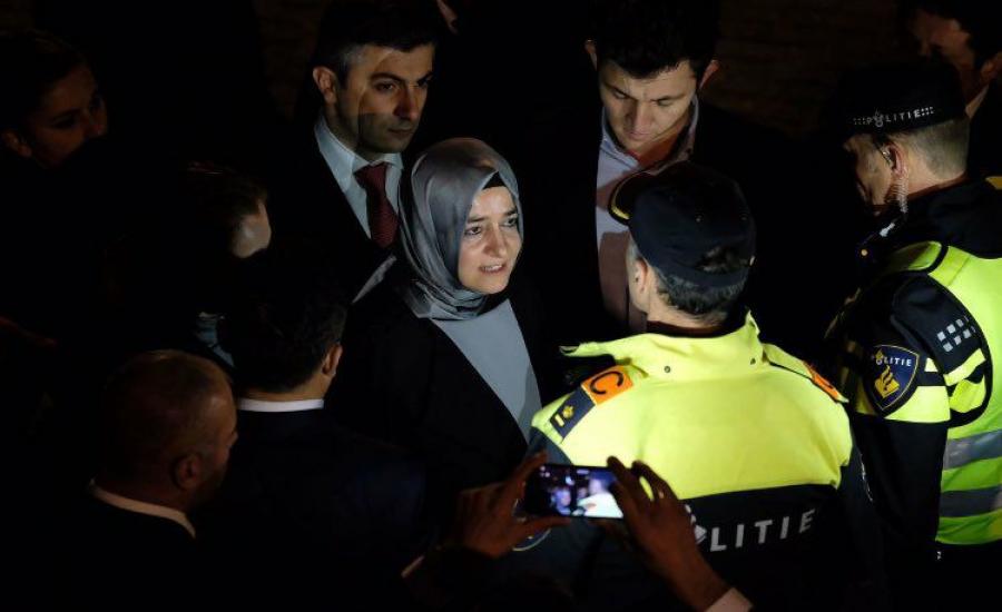 طرد وزيرة تركية من هولندا 