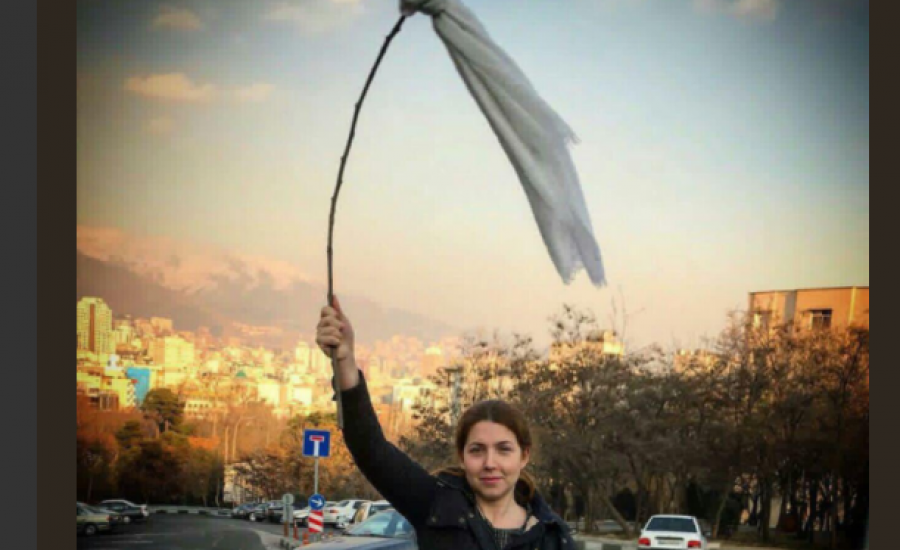 اعتقال 29 إمرأة إيرانية خلع حجابهن احتجاجاً على قانون يمنعهن من ذلك
