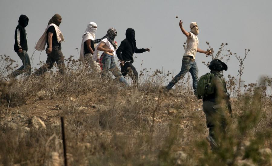 مستوطنون يهاجمون مركبات الفلسطينيين 