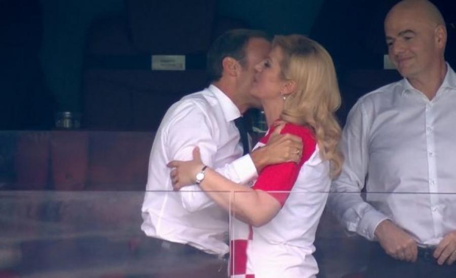 قبلة رئيس فرنسا لرئيسة كرواتيا 