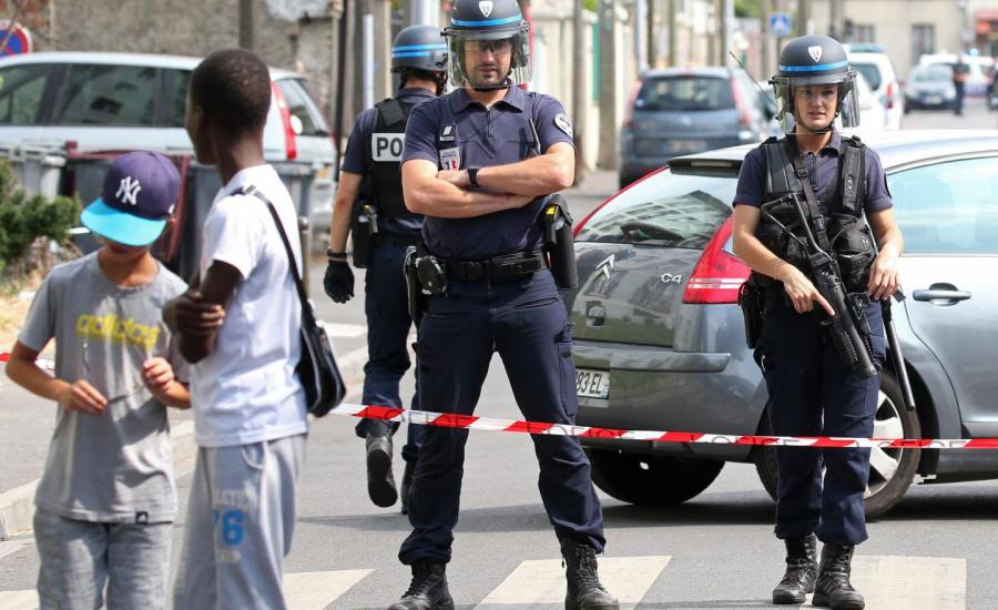 مقتل شخصين في عملية احتجاز رهائن في متجر بفرنسا