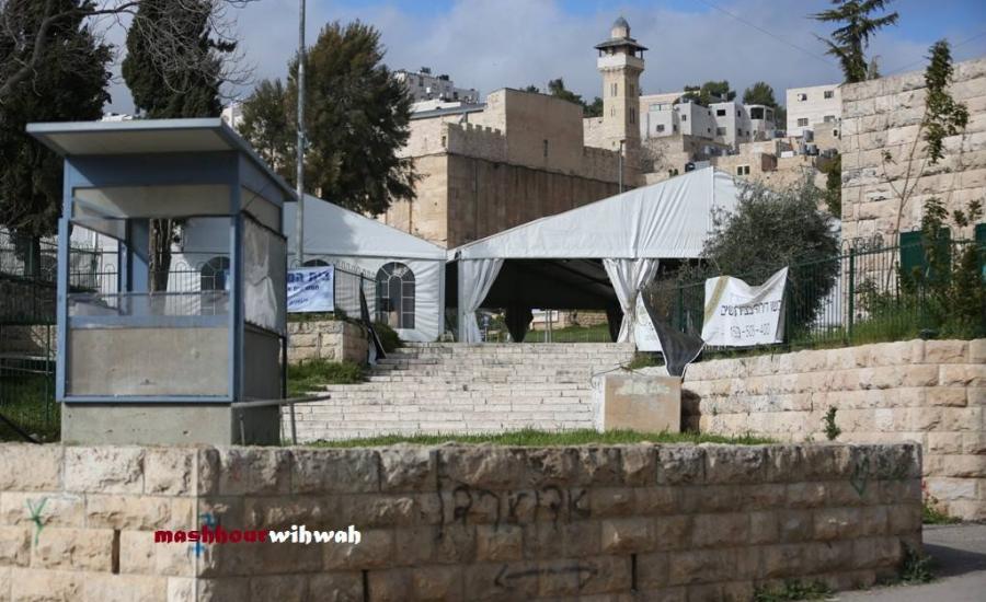 نصب خيام للمستوطنين امام ساحات الحرم الابراهيمي الشريف 
