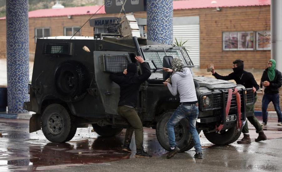 شبان يهاجمون جنود الاحتلال في النبي صالح 