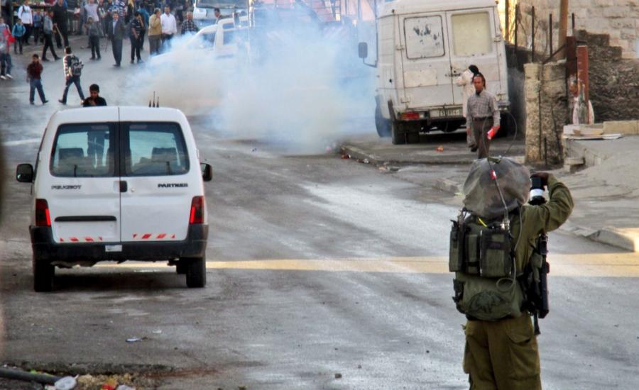 جنود الاحتلال يهاجمون طلبة المدارس بقنابل الغاز صباح اليوم في قلقيلية