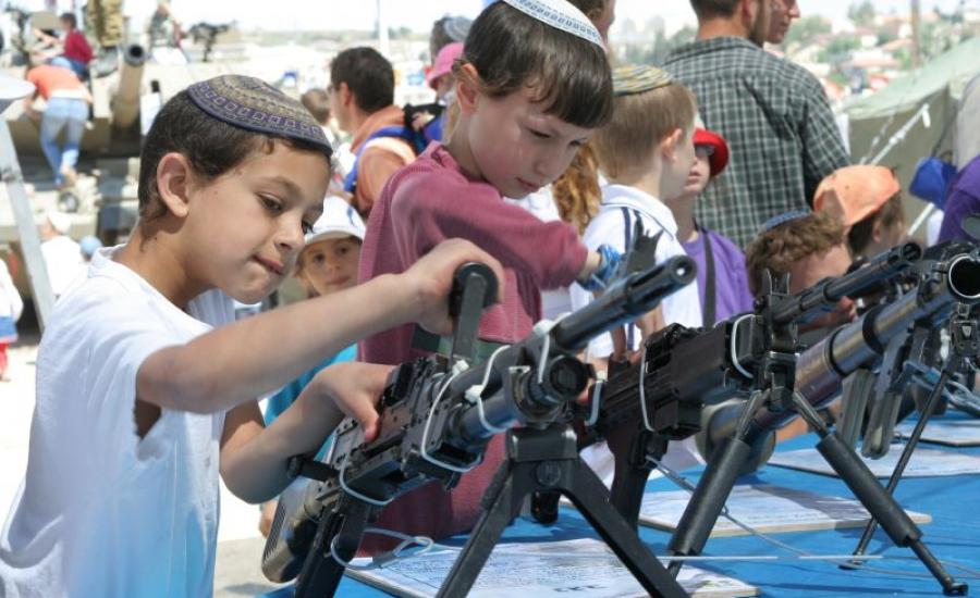 اطفال اليهود يتدربون على السلاح 