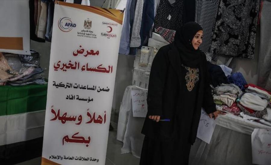 توزيع ملابس أرسلتها الحكومة التركية على أسر فقيرة في غزة