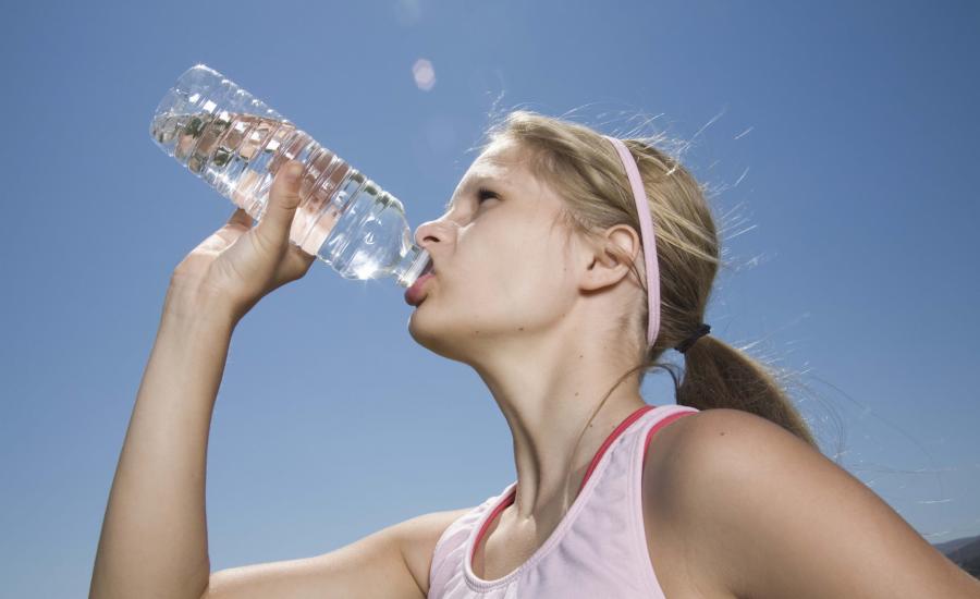 teen-athlete-drinking-water