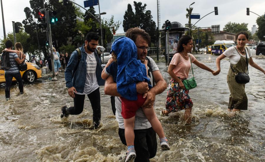 1043553-شوراع-تركيا-تغرق-بسبب-مياه-الأمطار