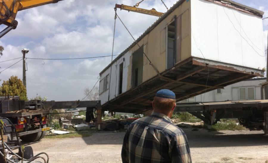 Removing-caravan-in-Ramat-Gilad-Roy-Sharon