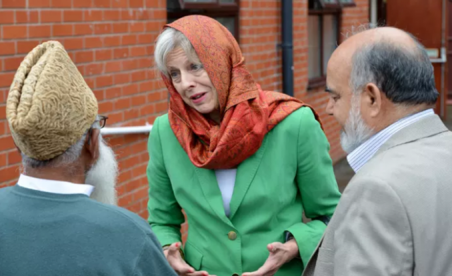 رئيسة وزراء بريطانيا ترتدي الحجاب 