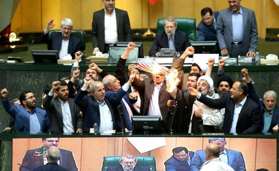 حرق العلم الامريكي في البرلمان الايراني 