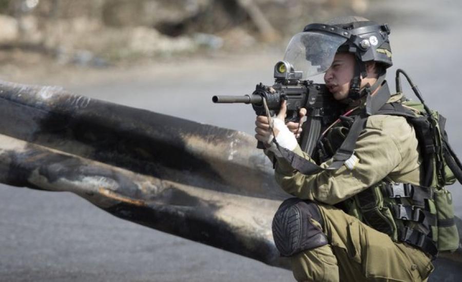 جندي اسرائيلي يطلق النار على اطفال فلسطينيين 