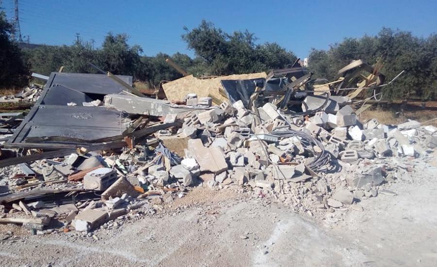 جرافات الاحتلال تهدم منزلاً في قرية قلنديا شمال القدس