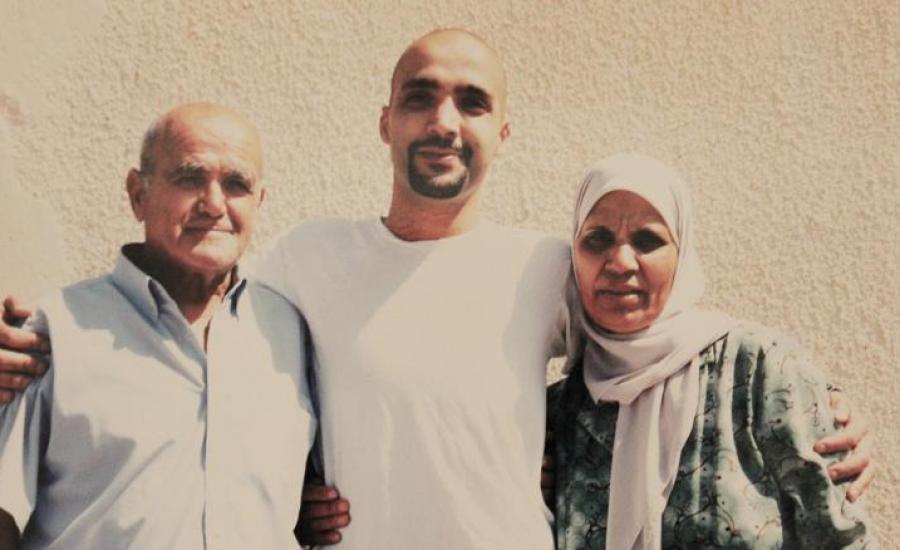 الأسير بلال عودة مع عائلته