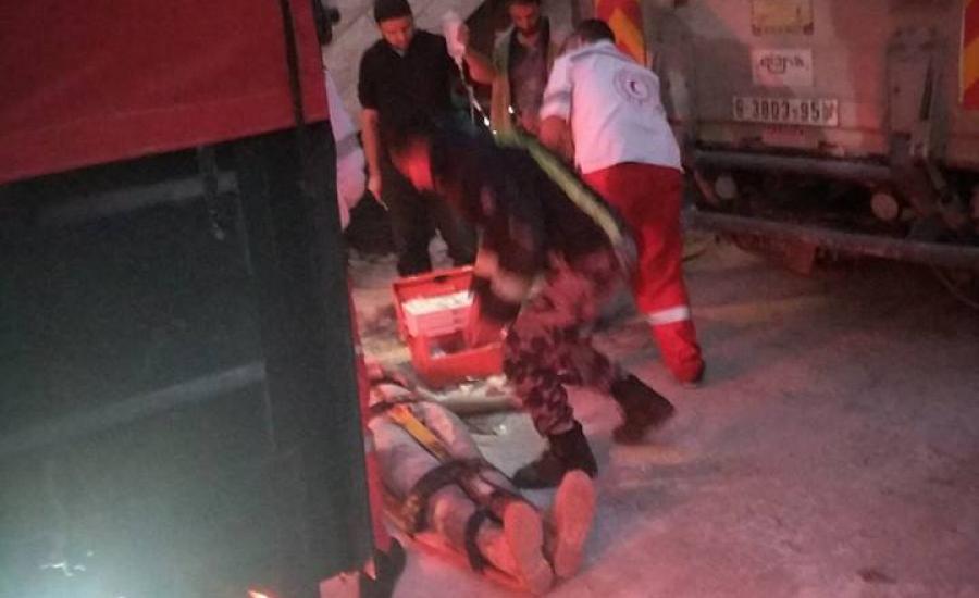اصابة مواطن بجراح خطيرة نتيجة انحشاره بين شاحنتين في سلفيت