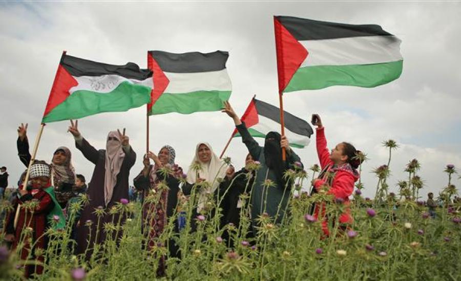 طائرات الاحتلال تلقي مناشير في سماء غزة تحذر فيها المتظاهرين