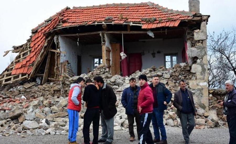 مصرع 7 اشخاص جراء زلزال ضرب تركيا 