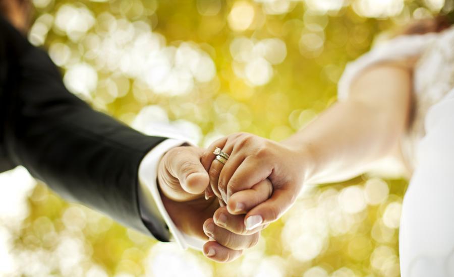 باحثون: الزواج يساعد على الوقاية من الخرف