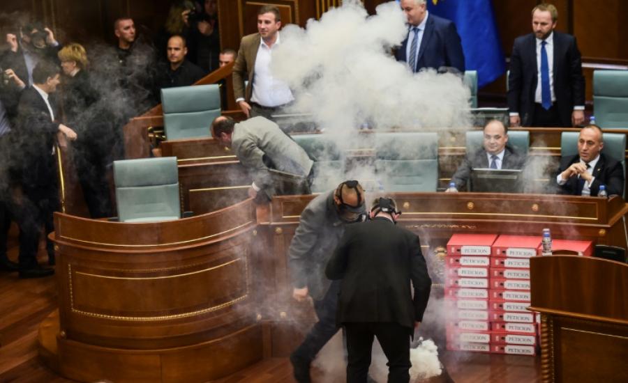 نواب يلقون قنابل غاز مسيلة للدموع داخل برلمان كوسوفو