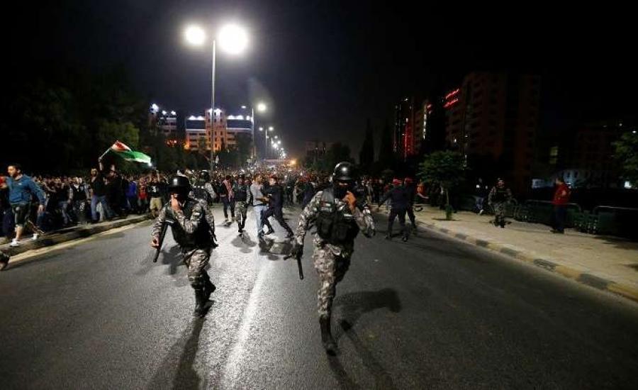 محتجون يحاولون اقتحام مقر الحكومة الأردنية في عمّان